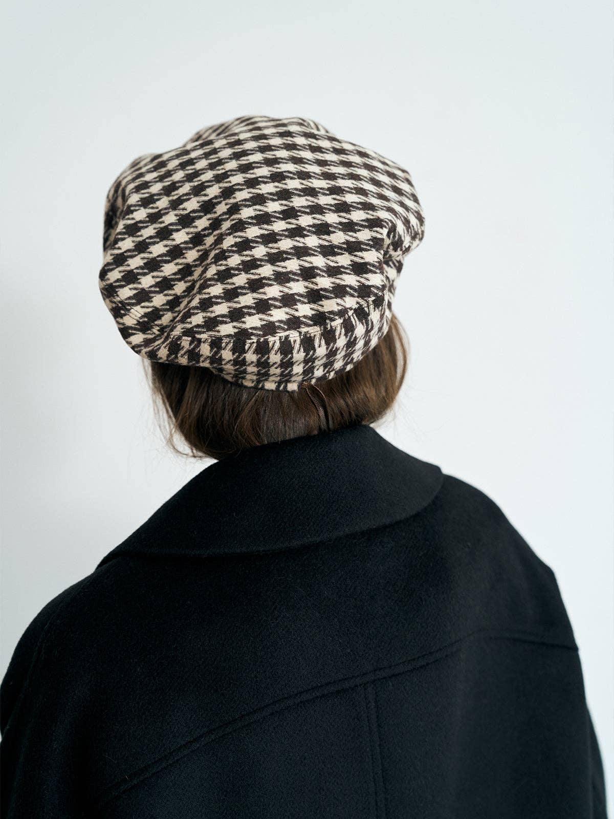 "Houndstooth" Beret Hat in Mocha