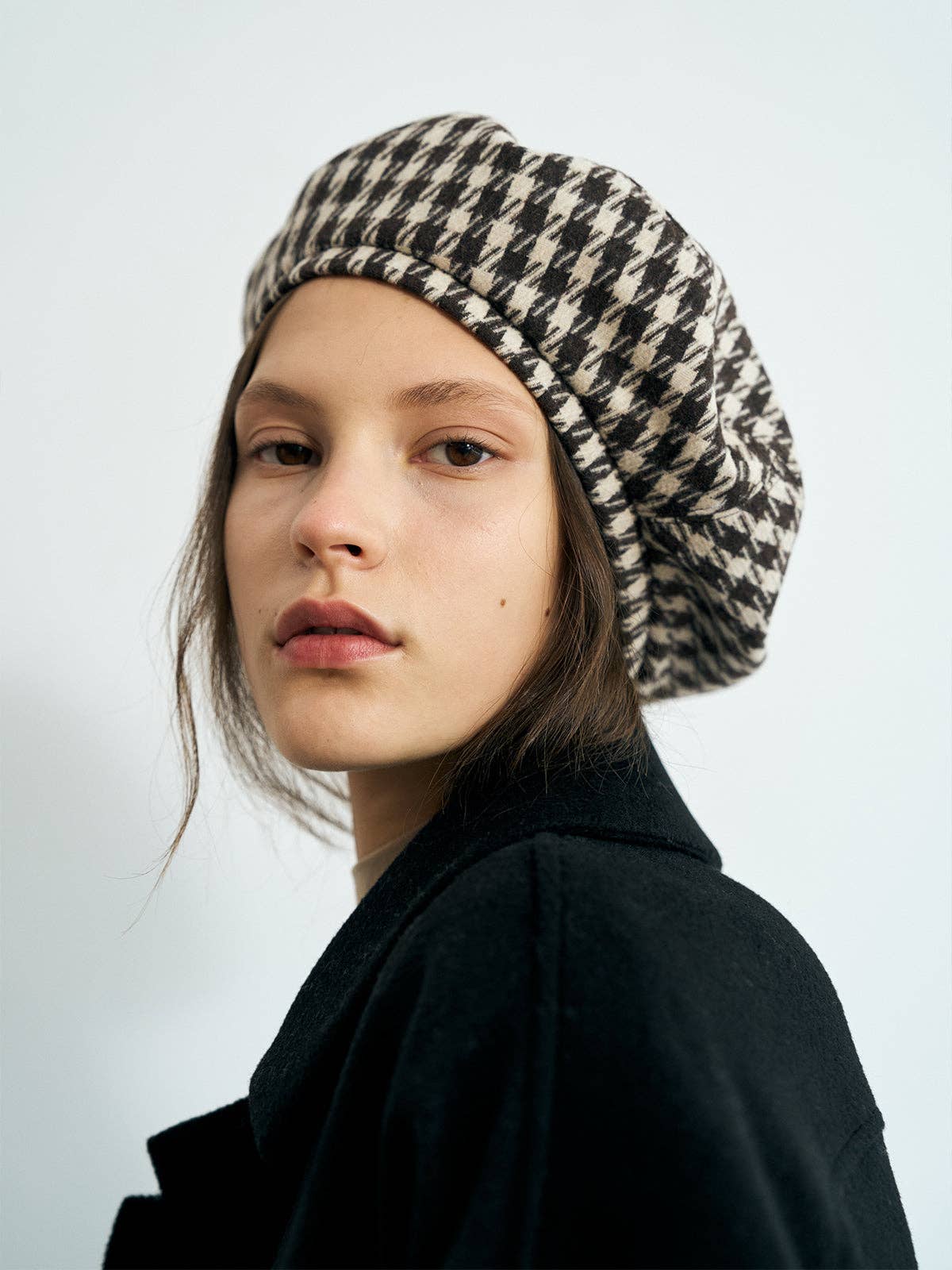 "Houndstooth" Beret Hat in Mocha